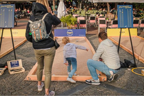 Mobiele pop-up petanquebaan huren met scorebord en aankleding